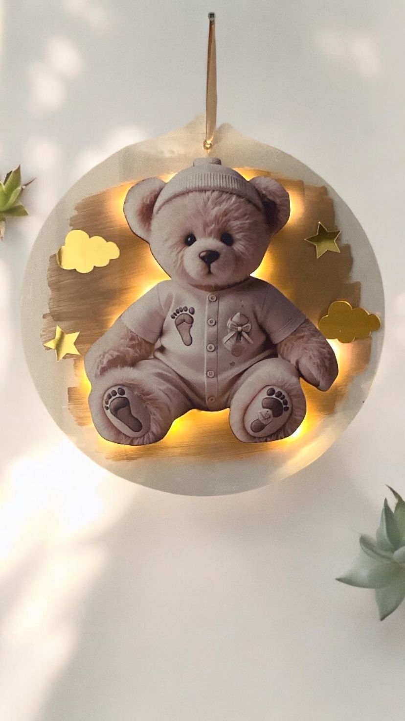 İsme Özel Krem Dekorlu Ayıcık  Işıklı Pleksi Kapı süsü