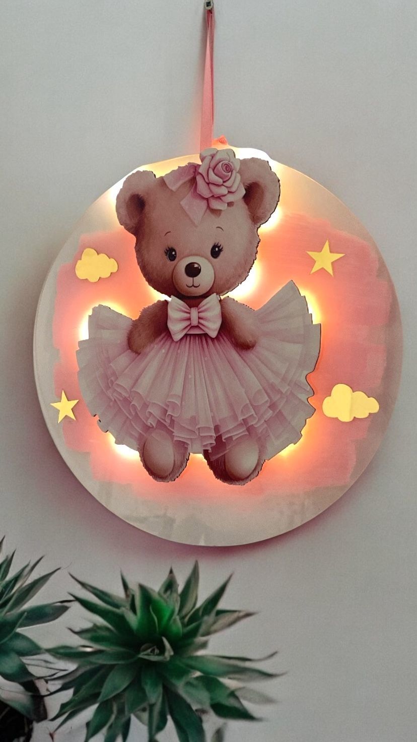 İsme Özel Pembe Ayıcık Dekorlu Işıklı Pleksi Kapı Süsü