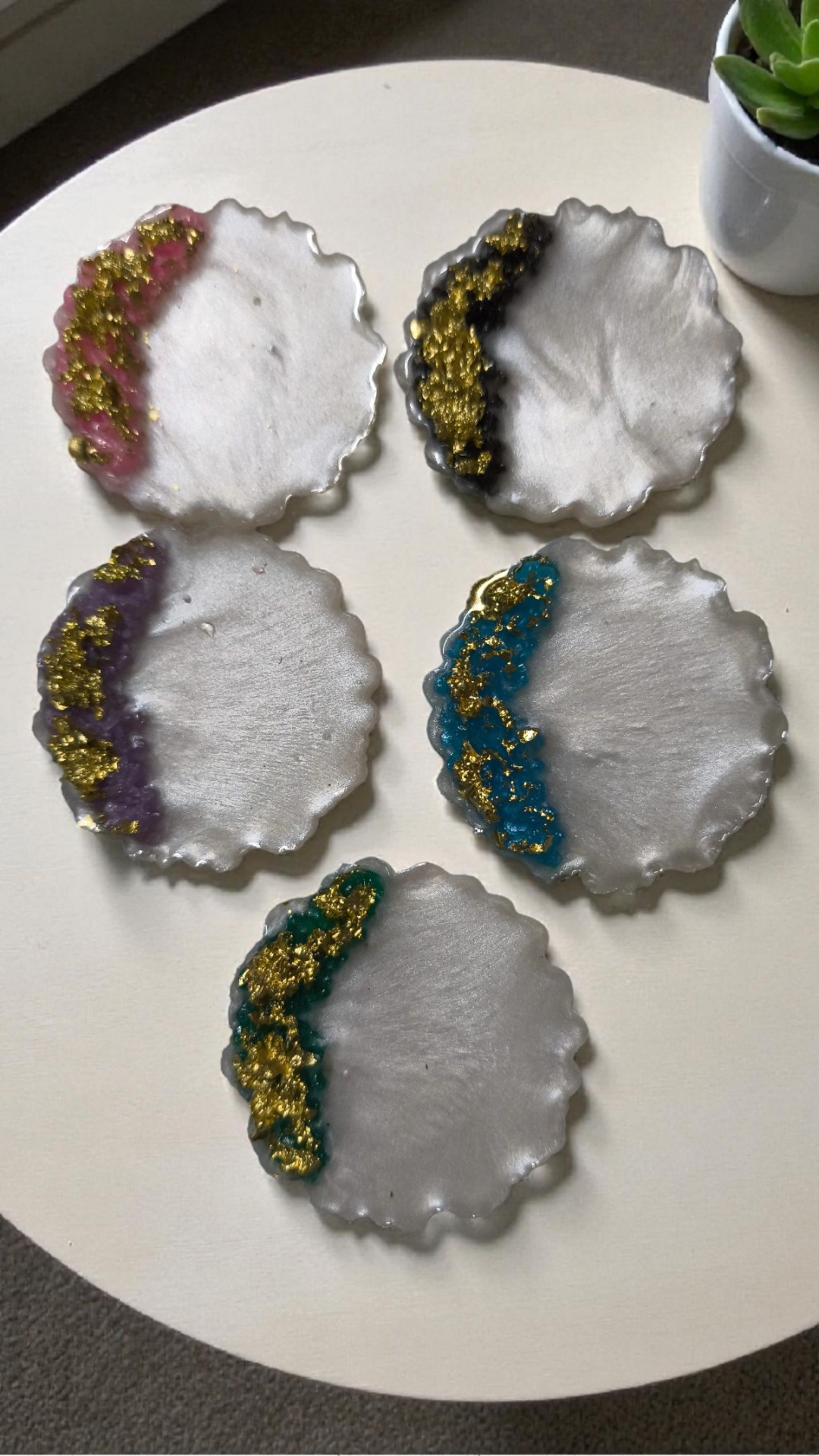 Kenarı renkli  altın kumlu Epoksi hediyelik  Süs