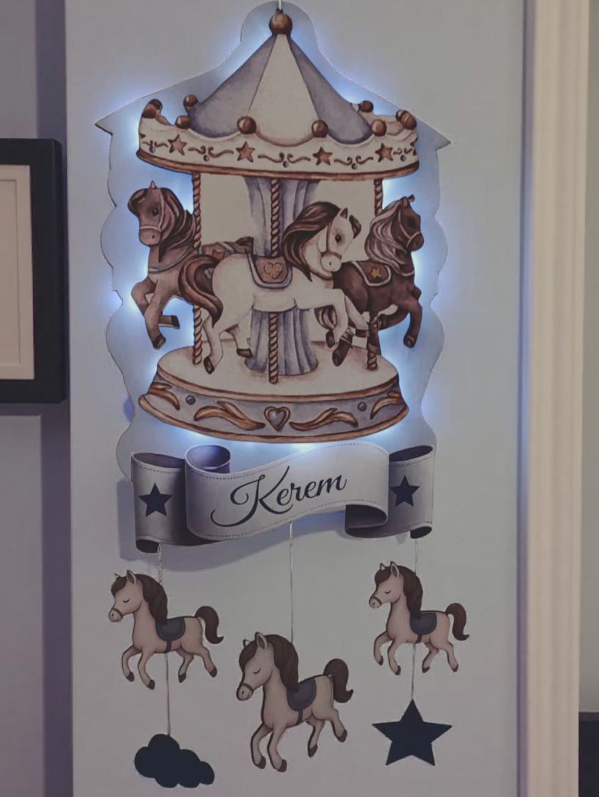 Işıklı ahşap atlıkarınca  kapı süsü