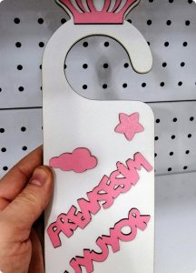 Ahşap beyaz üzeri bulutlu kapı kolu süsü