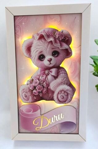 Çerçeveli zemini desenli ışıklı pembe ayıcıklı kapı süsü