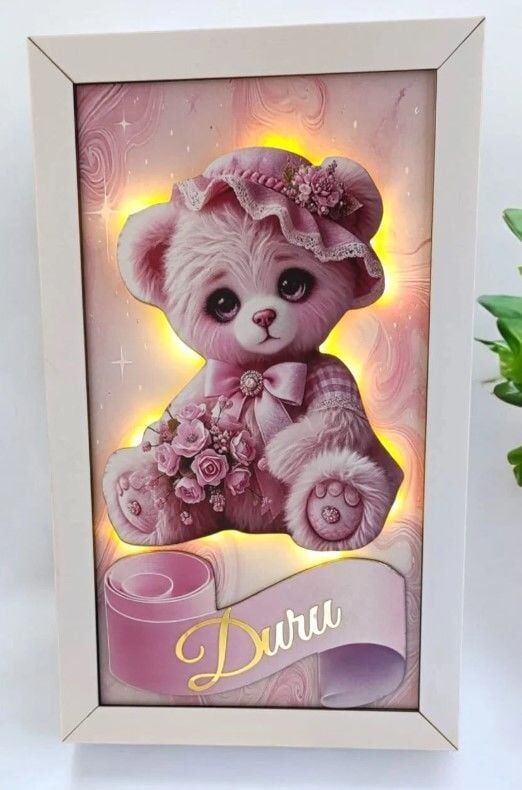 Çerçeveli zemini desenli ışıklı pembe ayıcıklı kapı süsü