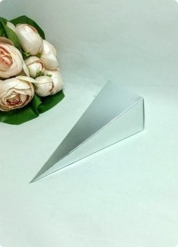 25 Li Parlak Karton Üçgen Sünnet Mevlüt Şekeri Boş Külahı