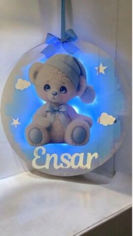 İsme Özel Mavi Ayıcık Dekorlu Işıklı Pleksi Kapı Süsü