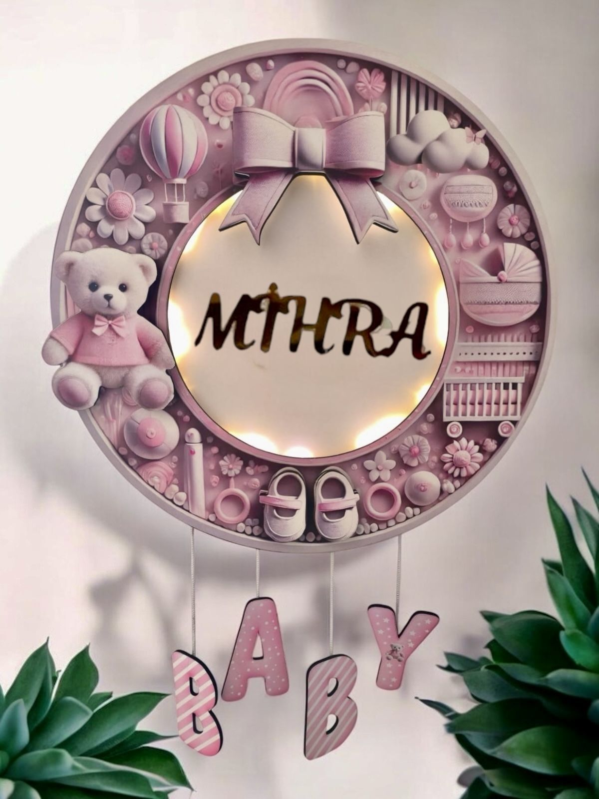 Pembe ışıklı kabartmalı kapı süsü