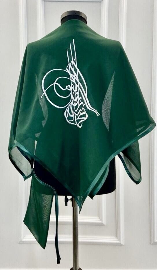 İşlemeli tuğralı yeşil başörtü