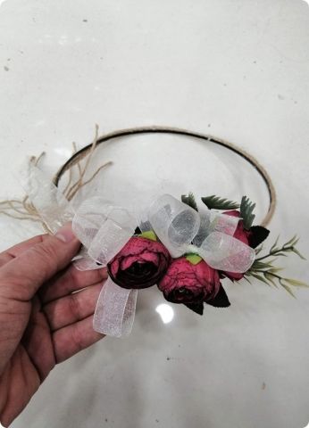 Süslü çiçekli örgü ipli taç