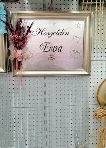 Süslü İsme özel çerçeveli deri kaplı saçaklı kapı süsü