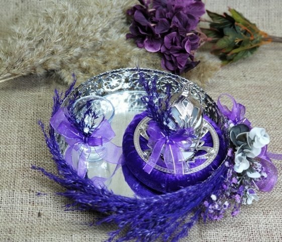 Süslü Tüylü çiçekli damat kahvesi