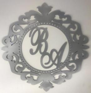 Ahşap boyalı desenli isimlik kapı süsü (40*40 cm)