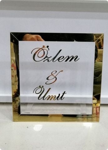 Ayaklı Pleksi Çerçeve İsimlik