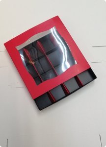 18x18x3 cm Bölmeli Pencereli Karton Çikolata Kutusu