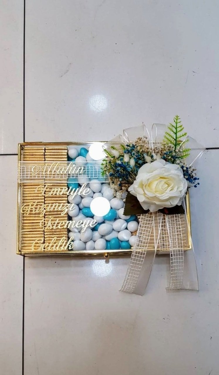 Süslü Kapaklı Metal Kenar Tepsi Madlen çikolata & Badem 30x20 cm