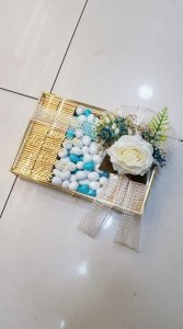 Süslü Kapaklı Metal Kenar Tepsi Madlen çikolata & Badem 30x20 cm