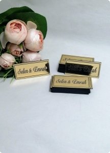Zemin siyah dikdörtgen İsimlik pleksi (7*3,5 CM )