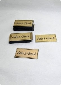 Zemin siyah dikdörtgen İsimlik pleksi (7*3,5 CM )