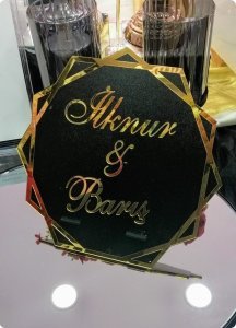 Zemin siyah köşeli pleksi ayna isimlik