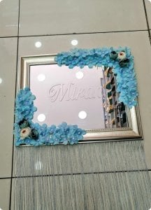 Süslü İsimli Düz Aynalı Ahşap Çerçeve Kapı Süsü
