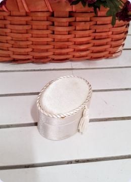 Püsküllü Saten Oval Kutu