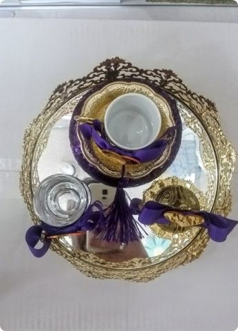Süslü Yuvarlak metal tepsi üzerine damat kahvesi takımı