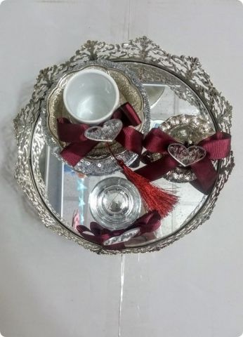 Süslü Yuvarlak metal tepsi üzerine damat kahvesi takımı