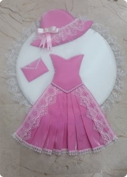 Kız Bebek Odası Kapı Süsü ; Çantalı Şapkalı Elbise