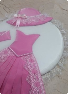 Kız Bebek Odası Kapı Süsü ; Çantalı Şapkalı Elbise