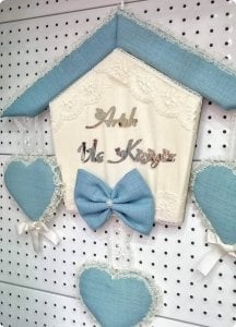 Etamin Çuval Bebek Odası Ev Kapı Süsü ( Biz Artık 3 Kişiyiz )