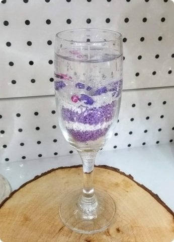 Uzun cam kadehte süslü jel mum (19cm)