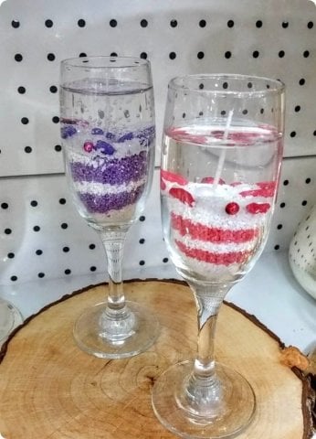 Uzun cam kadehte süslü jel mum (19cm)