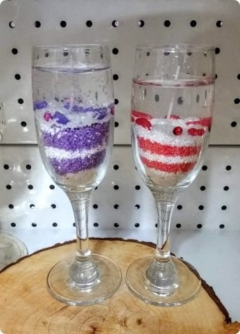 Uzun cam kadehte süslü jel mum (19cm)