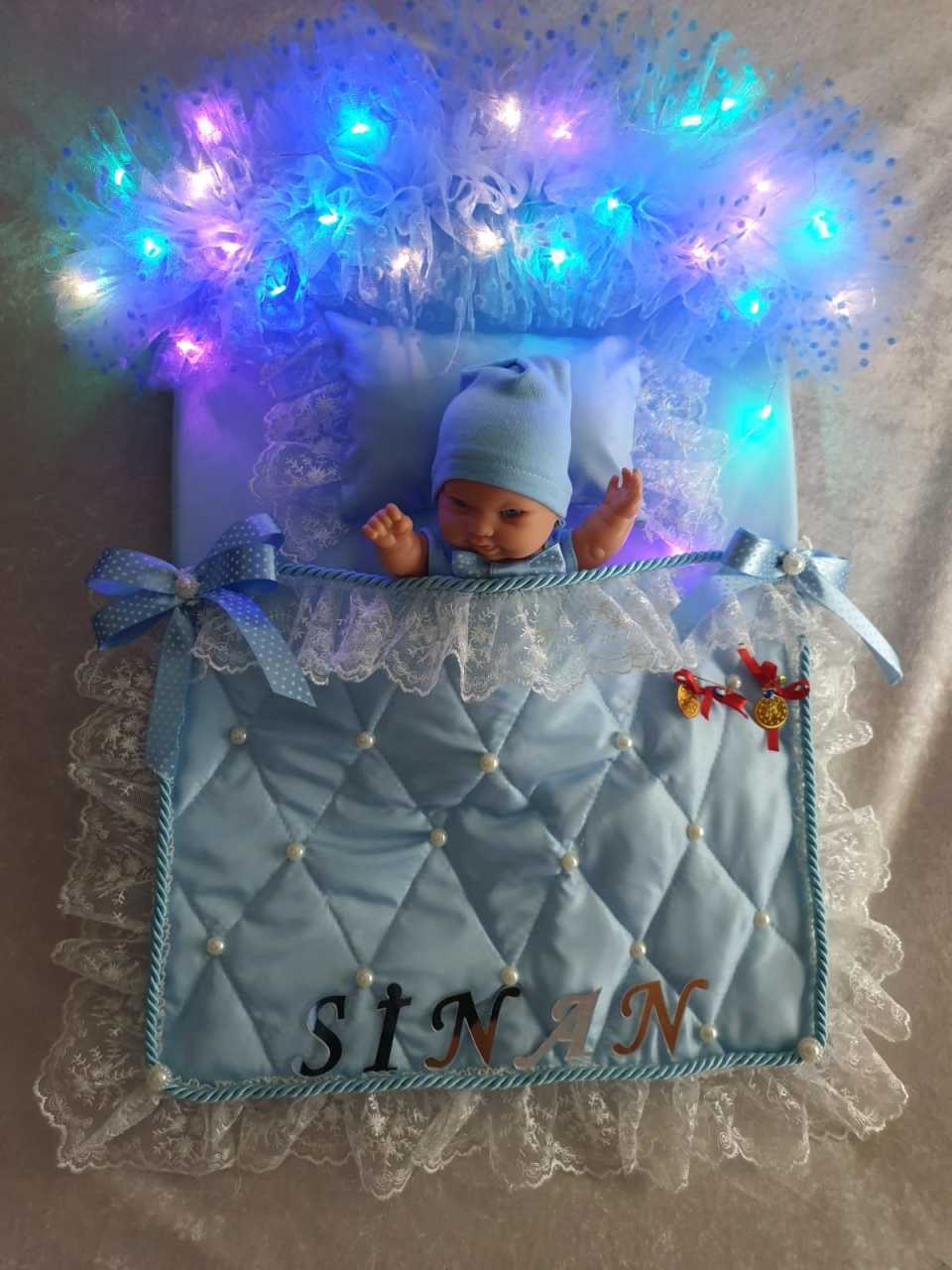Işıklı uyuyan bebek kapı süsü